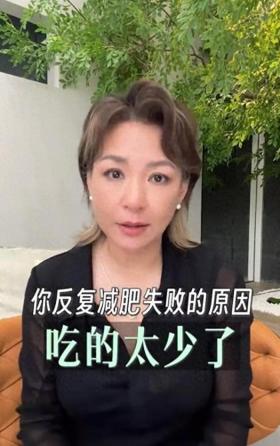 54岁李静自曝瘦55斤，和21岁女儿一样苗条，更显年轻实现逆生长-图1